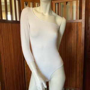 Asymmetrical one shoulder long sleeve white bodysuit